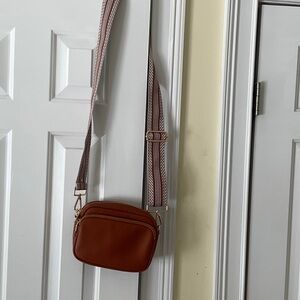 Pom PomWomen's Crossbody Camera Bag in Rich Brown